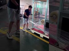 কাঠের বাক্সে প্যাকিং করার আগে দৃঢ়ভাবে স্ট্রেচ ফিল্ম মোড়ানো মেশিন