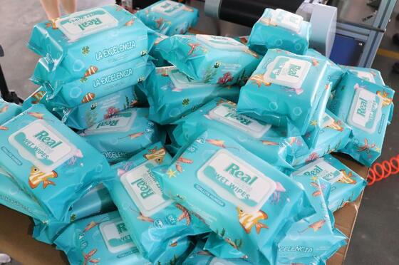 নমনীয়তা নিশ্চিত করে বিভিন্ন প্যাকেজিং উপকরণ এবং আকারের জন্য উপযুক্ত মাল্টি-ফাংশনাল ভিজা উইপস প্যাকিং মেশিন